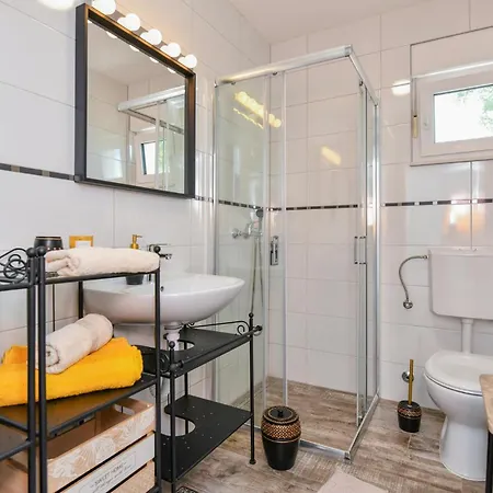 Dom wakacyjny 2 Bedroom Lovely In *