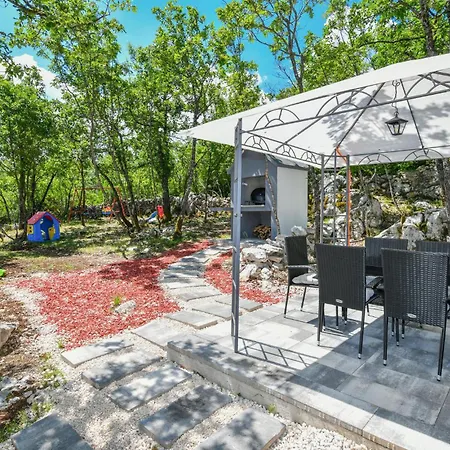Dom wakacyjny 2 Bedroom Lovely In